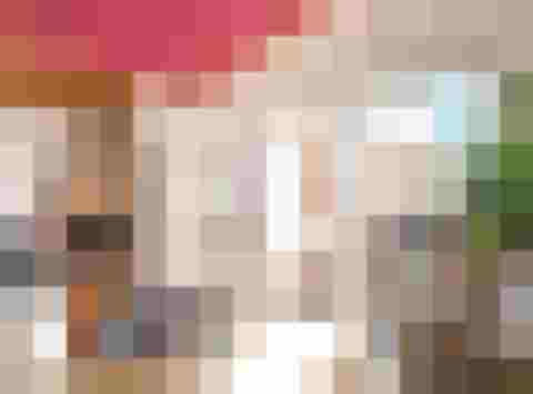 Stilvolles Interieur mit Steinwand, Fernseher und Küchenzeile im Luxus-Refugium Hochgugg.