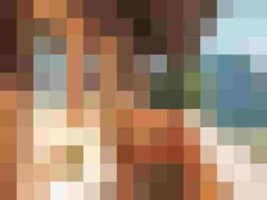 Holzveranda mit Blick auf die Berge, gemütliche Sitzecke und stilvolle Atmosphäre im Hochgugg.