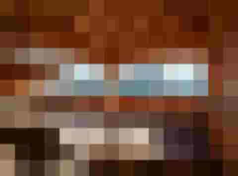 Stilvolle Terrasse mit entspannenden Liegen und atemberaubendem Bergpanorama in den Hohen Tauern.