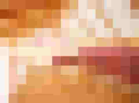 Stilvolles Wohnzimmer im Luxus-Refugium Hochgugg mit holzverkleidetem Dach.