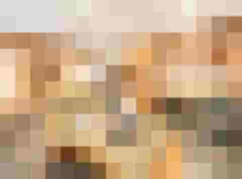 Eleganter Relaxsessel und Sauna im stilvollen Wellnessbereich des Luxus-Refugiums Hochgugg.